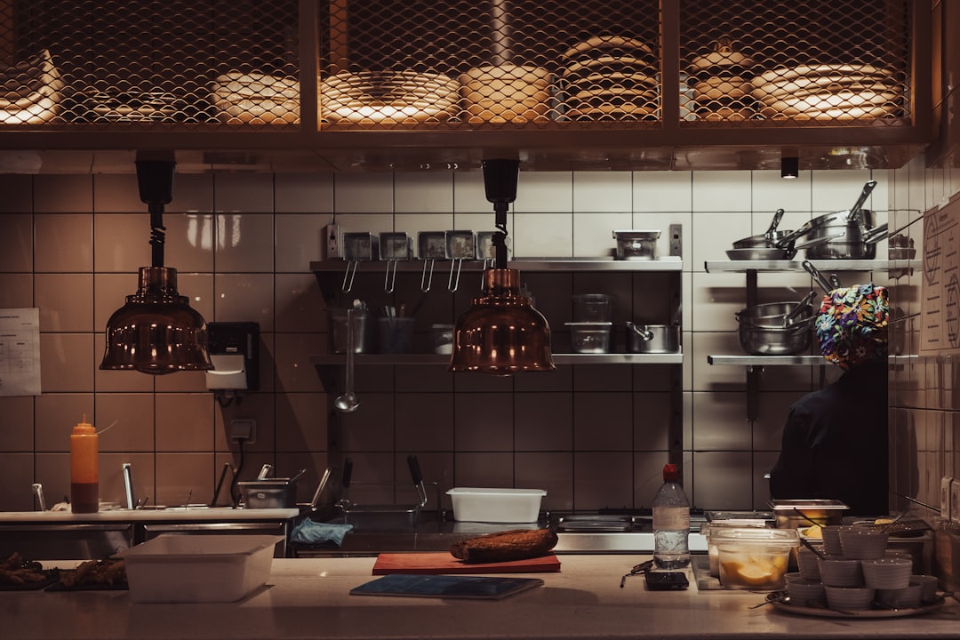Cuisine ouverte avec îlot central signée Rubioni