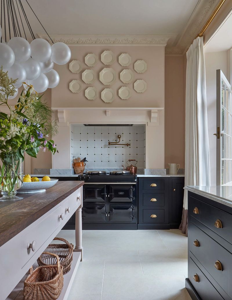 Cuisinière AGA Compact dans une grande cuisine claire à îlot