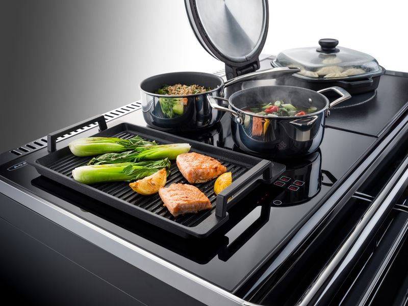 Table induction et plancha de la cuisinière AGA ERA en verre noir et chrome