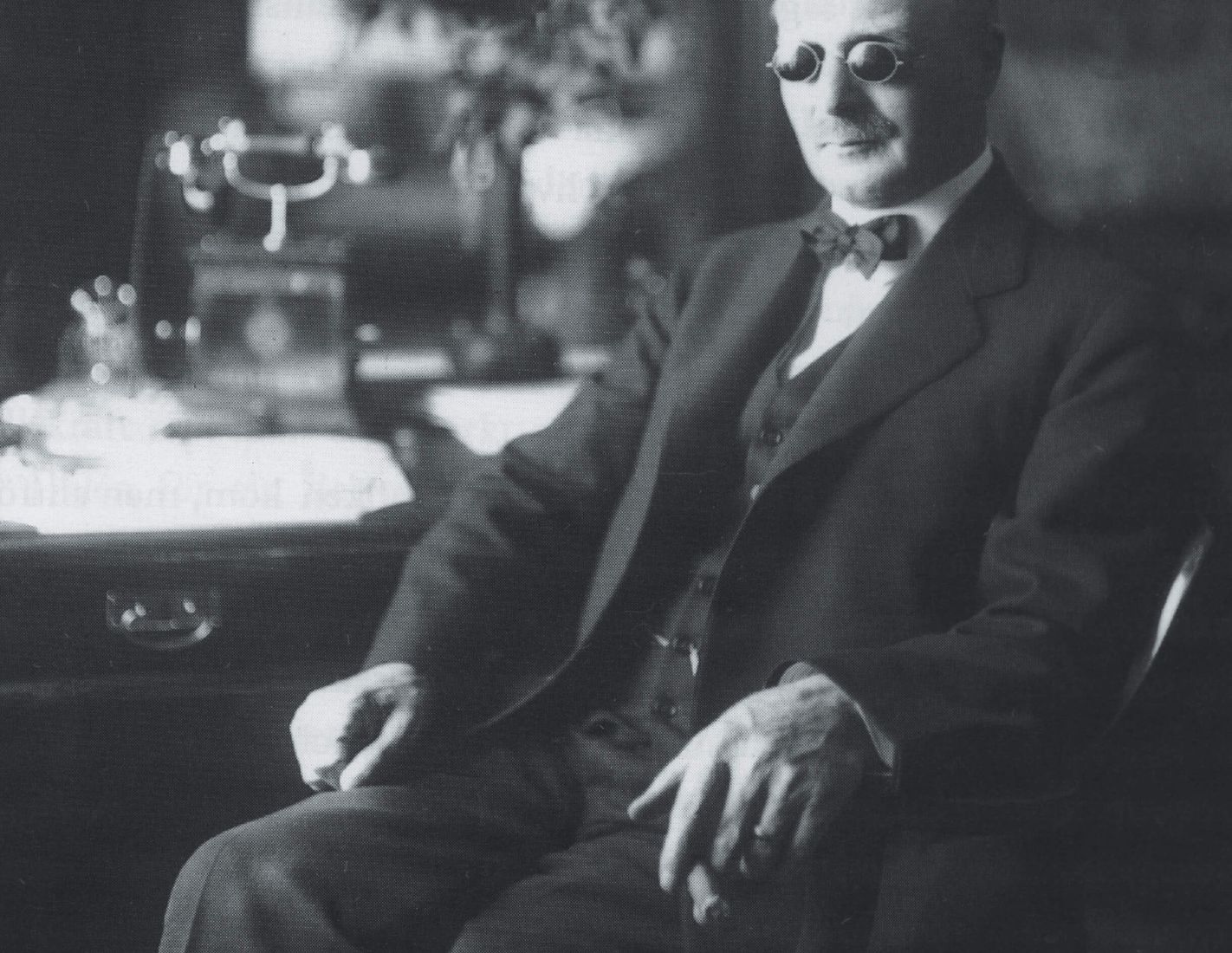 Portrait d’archive en noir et blanc de Gustaf Dalén, inventeur de la cuisinière AGA