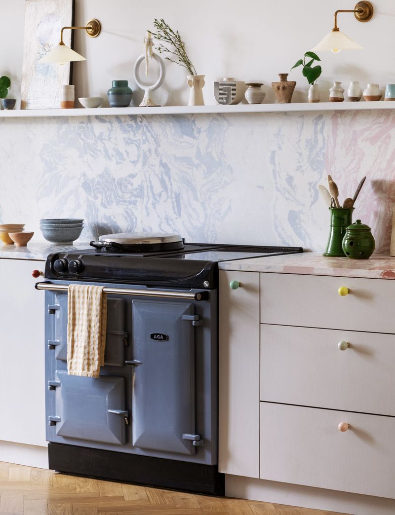 AGA Mini de 60 cm émail bleu dans la cuisine blanche d’un appartement