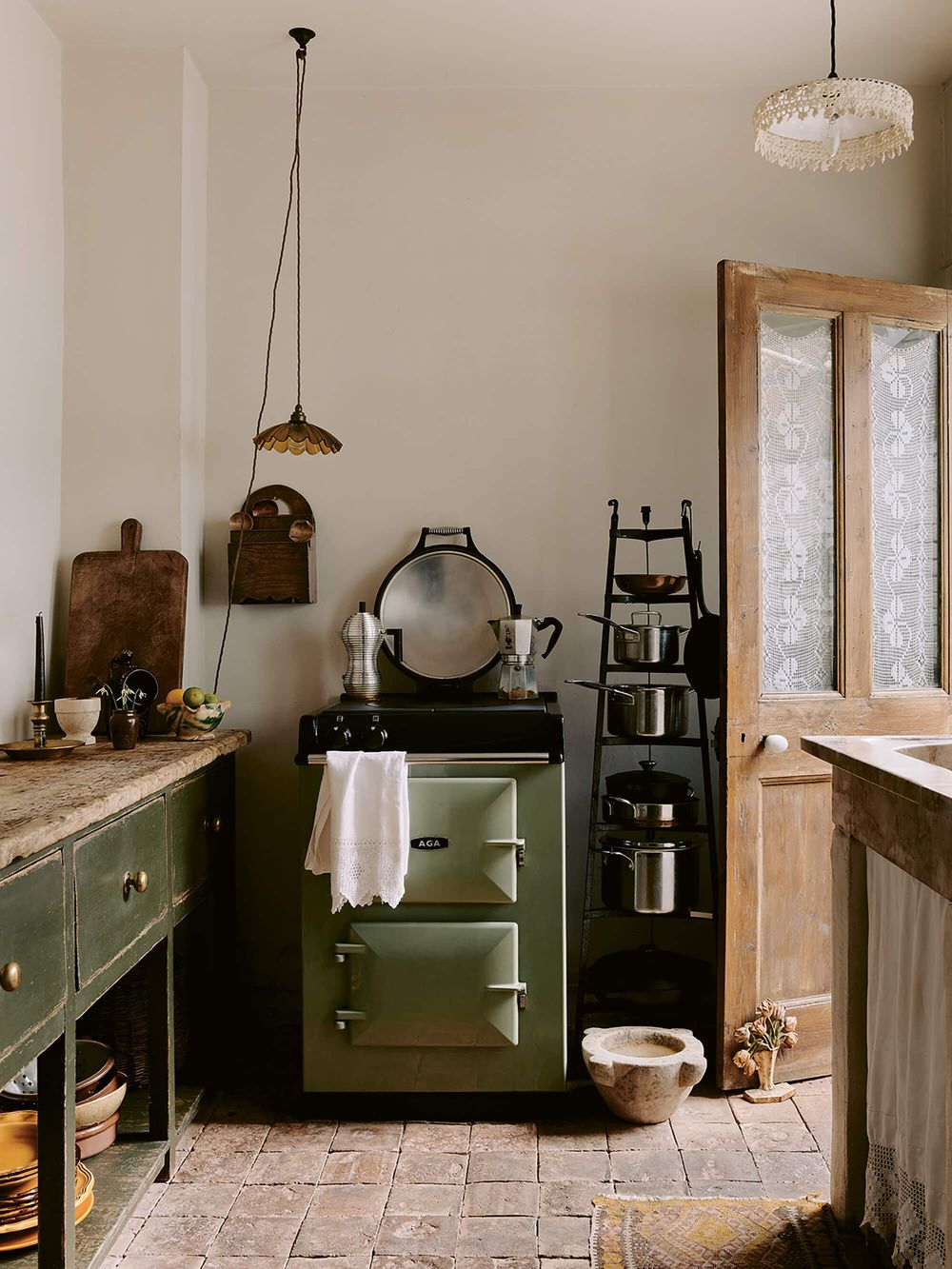 AGA Mini de 60 cm émail vert dans une cuisine au sol de briques