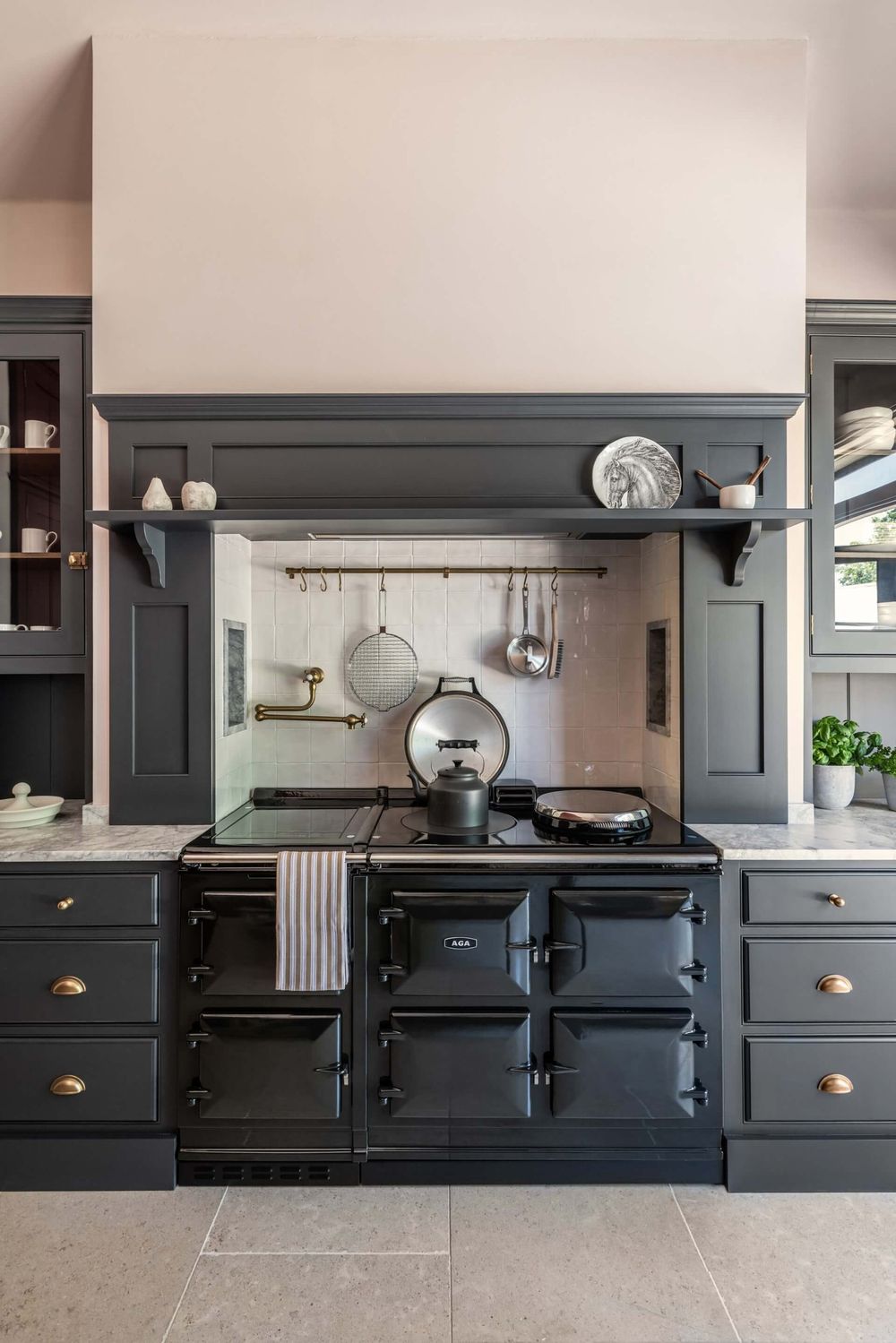 Cuisinière AGA Signature noire sous un manteau, cuisine gris anthracite