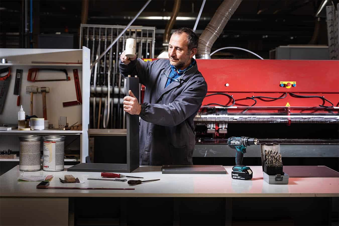 Atelier de production Armony à Caneva, opérateur sur une machine