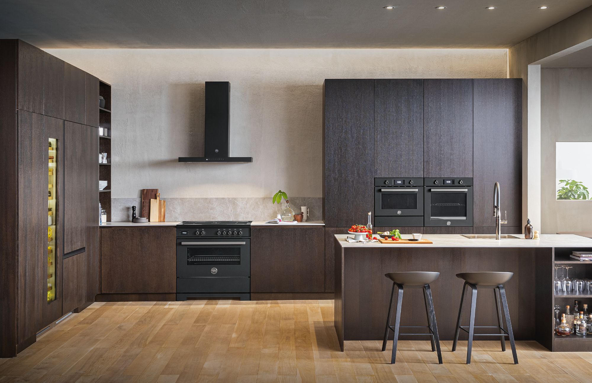 Cuisine en chêne foncé avec piano de cuisson Bertazzoni Professional noir et hotte murale