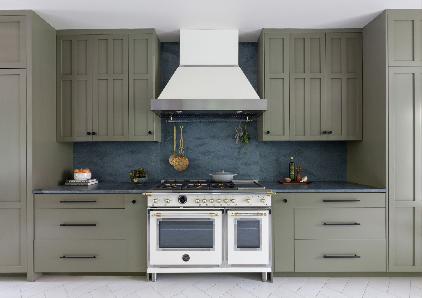 Piano Bertazzoni Heritage 120 cm émail Avorio sous une hotte blanche, cuisine vert sauge