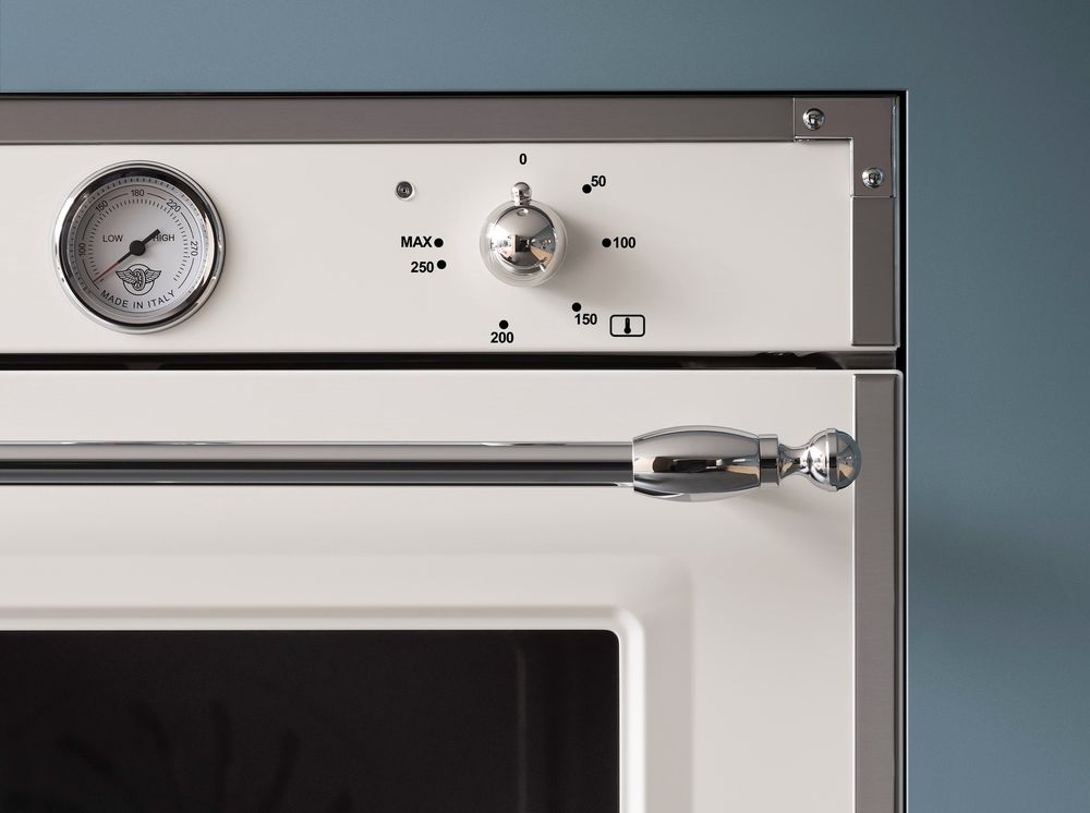 Détail d’un four Bertazzoni Heritage : thermomètre, manette et poignée chromée