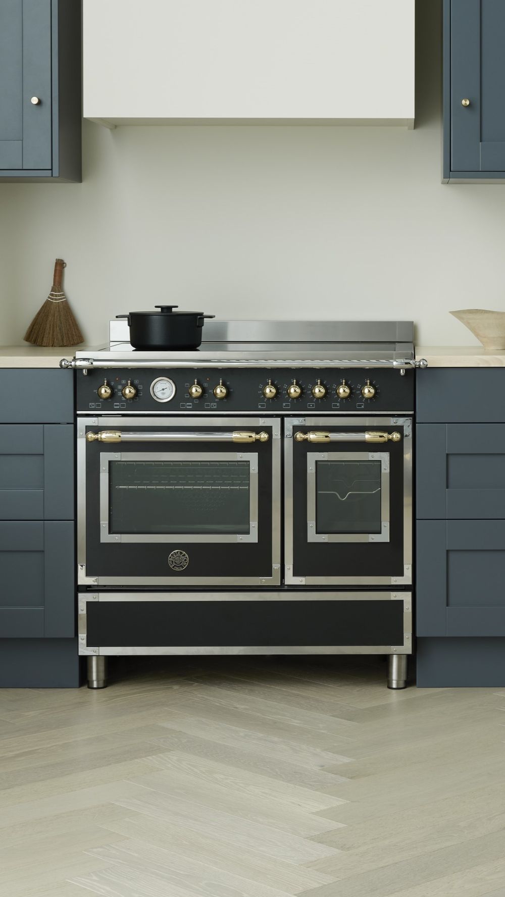 Piano de cuisson Bertazzoni Heritage noir mat dans une cuisine bleue