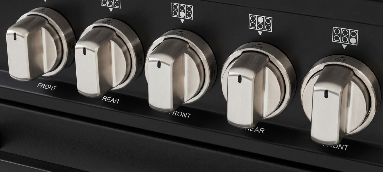 Manettes rondes en métal d’un piano Bertazzoni Master Series sur façade noire