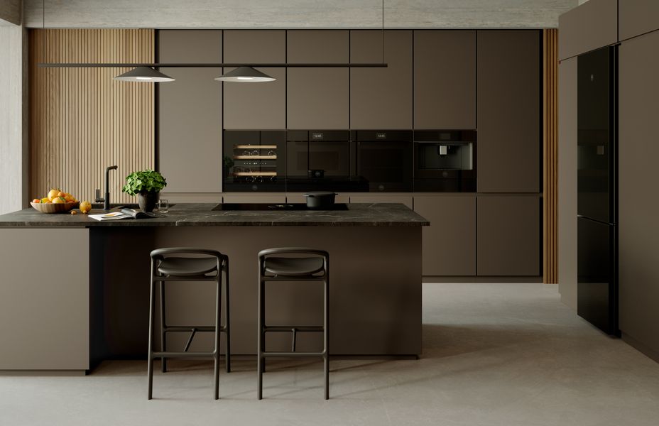 Cuisine taupe avec colonne de fours Bertazzoni Modern Series en verre noir et îlot