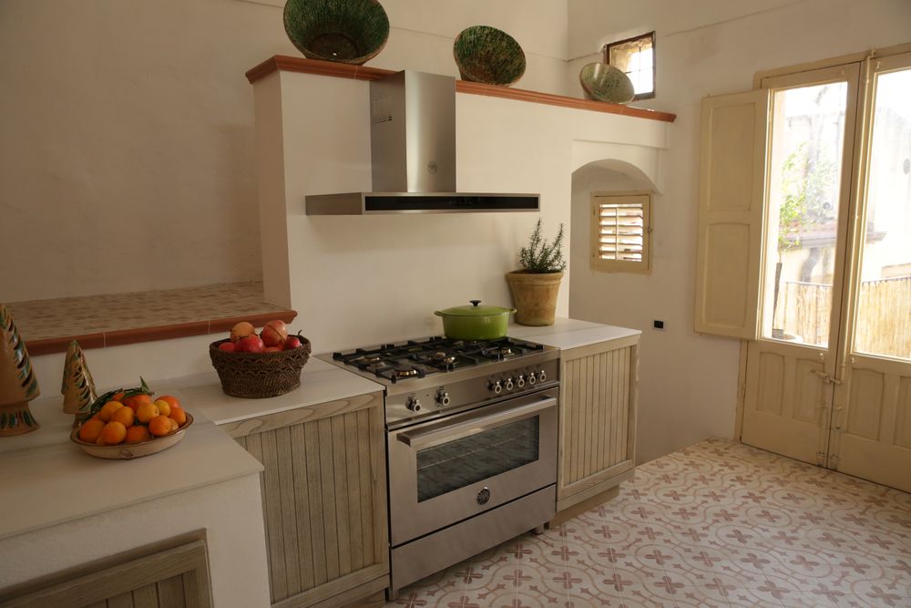 Piano Bertazzoni Professional 90 cm inox dans une maison sicilienne restaurée