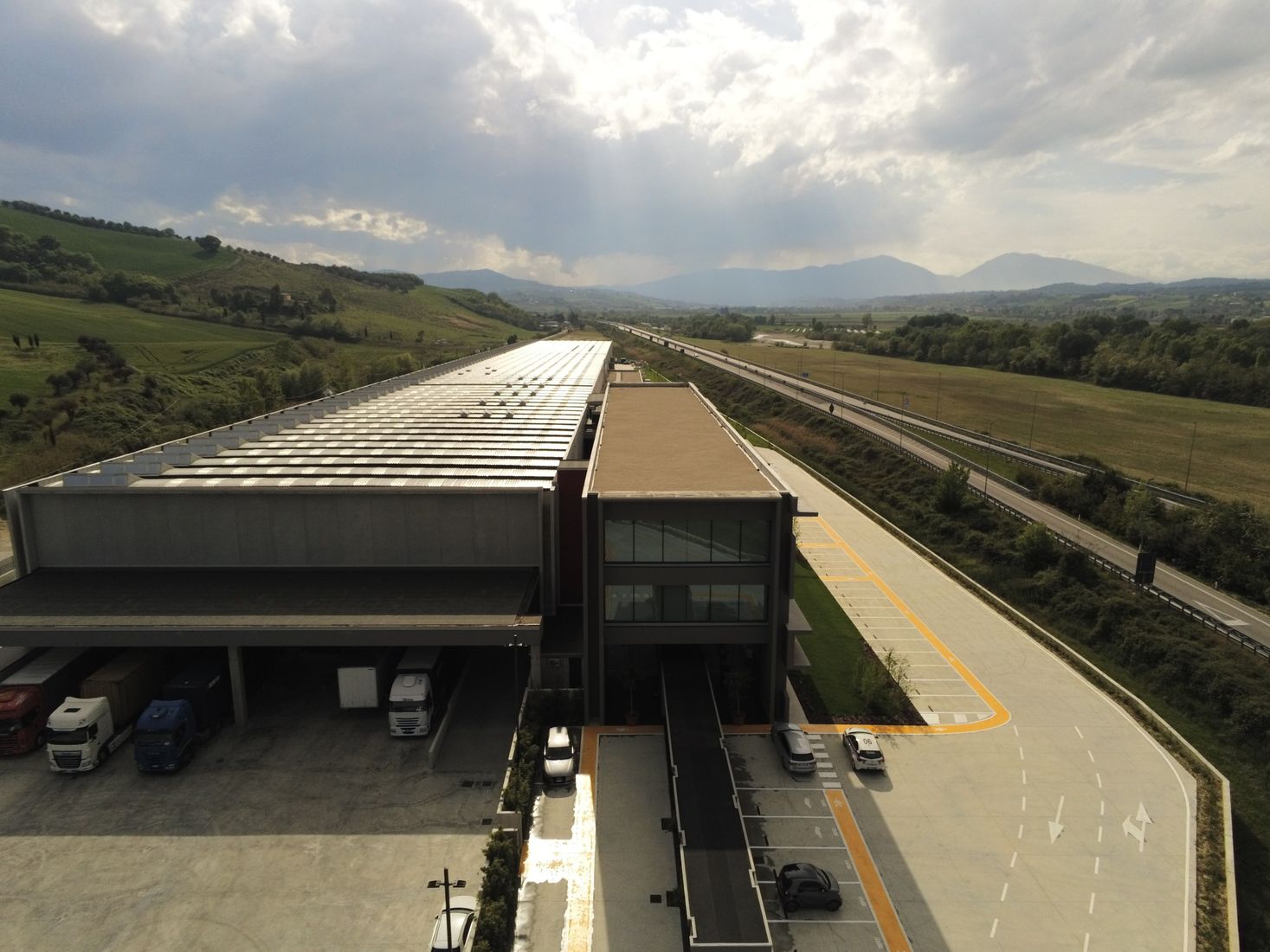 Vue aérienne de l’usine Factory-One de Binova à Notaresco, dans les Abruzzes