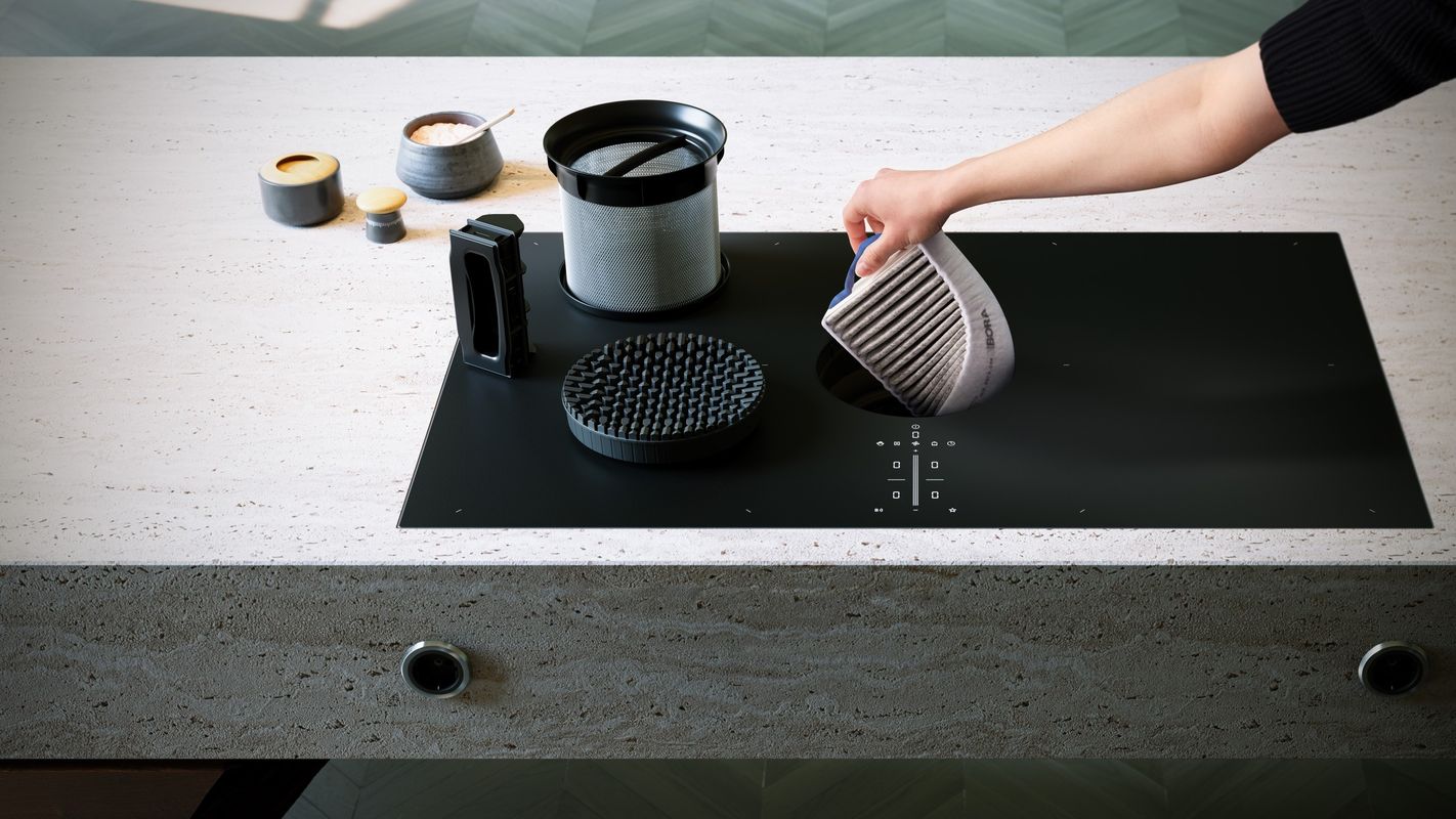 Main retirant le filtre à charbon actif par la buse d’une table BORA X Pure mate