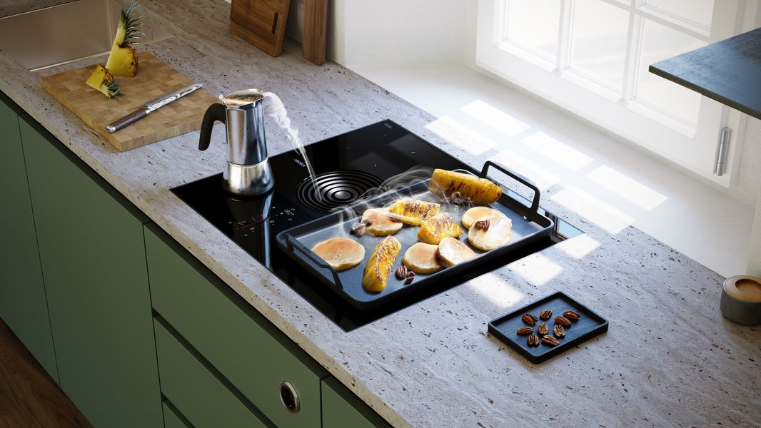 Table BORA S Pure, plaque à griller garnie de pancakes et cafetière italienne sur la petite zone