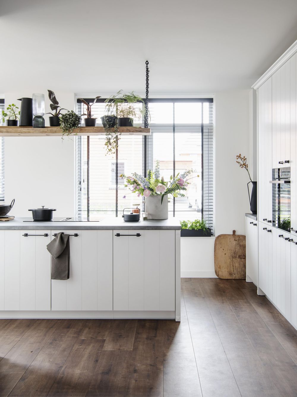 Cuisine blanche à façades moulurées avec colonne d’appareils Bosch encastrés