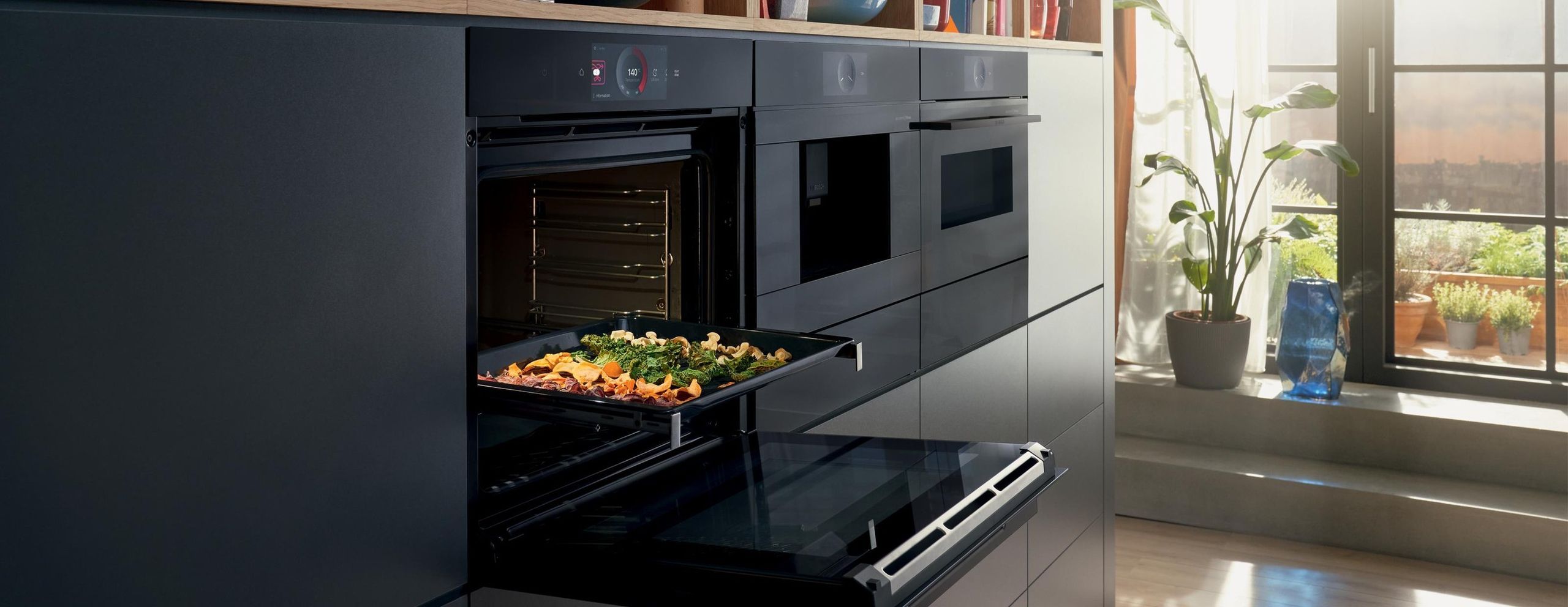 Cuisine noire avec four Bosch Série 8 accent line ouvert et colonne de fours compacts