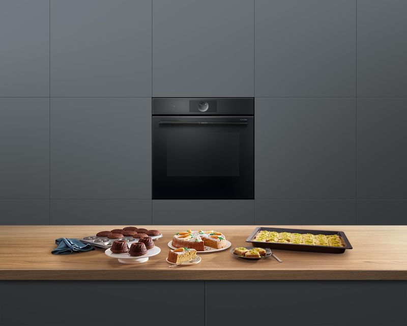 Four Bosch Série 8 accent line noir intégré dans un mur de meubles gris