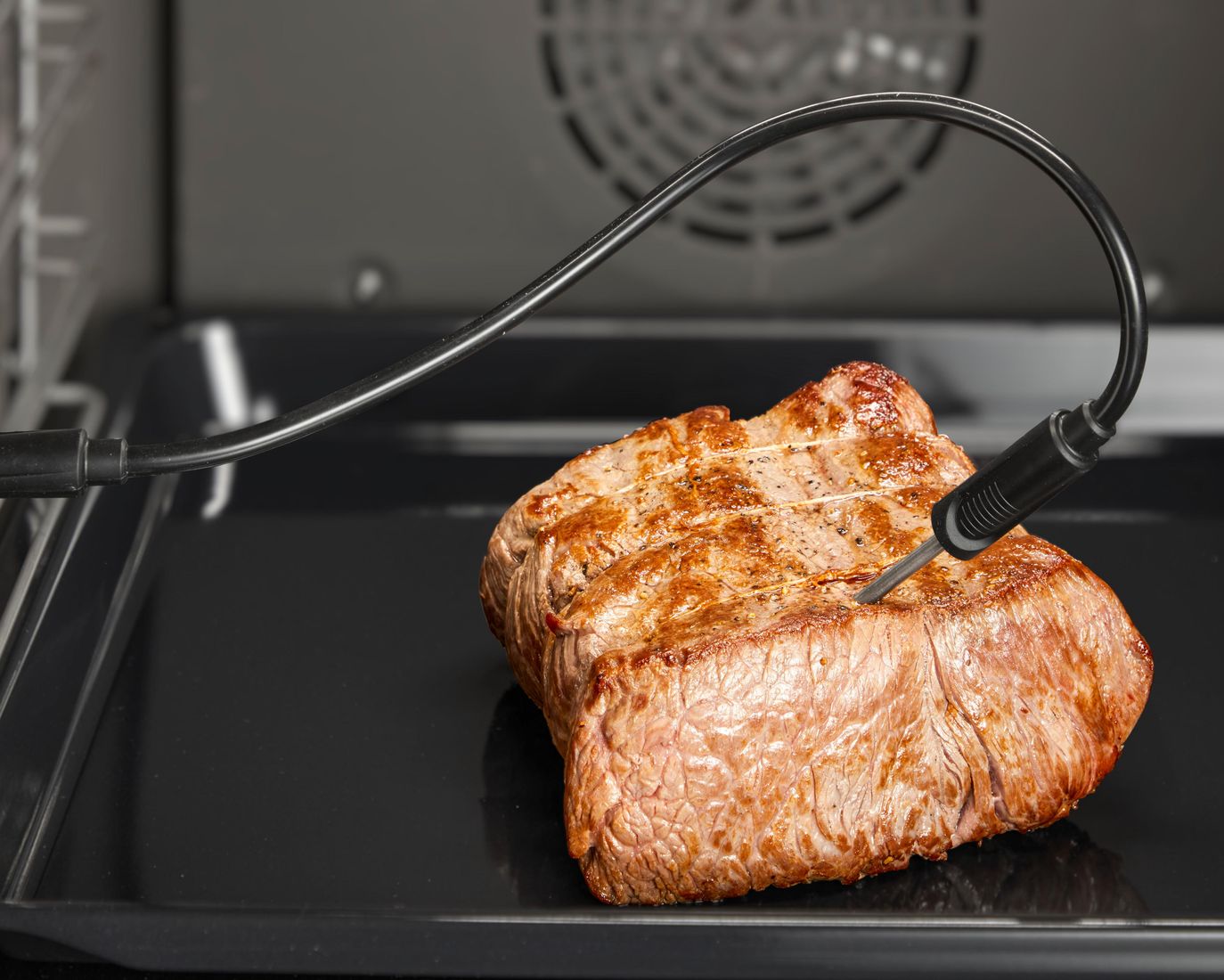 Rôti de bœuf dans un four Bosch avec la sonde PerfectRoast à trois points de mesure