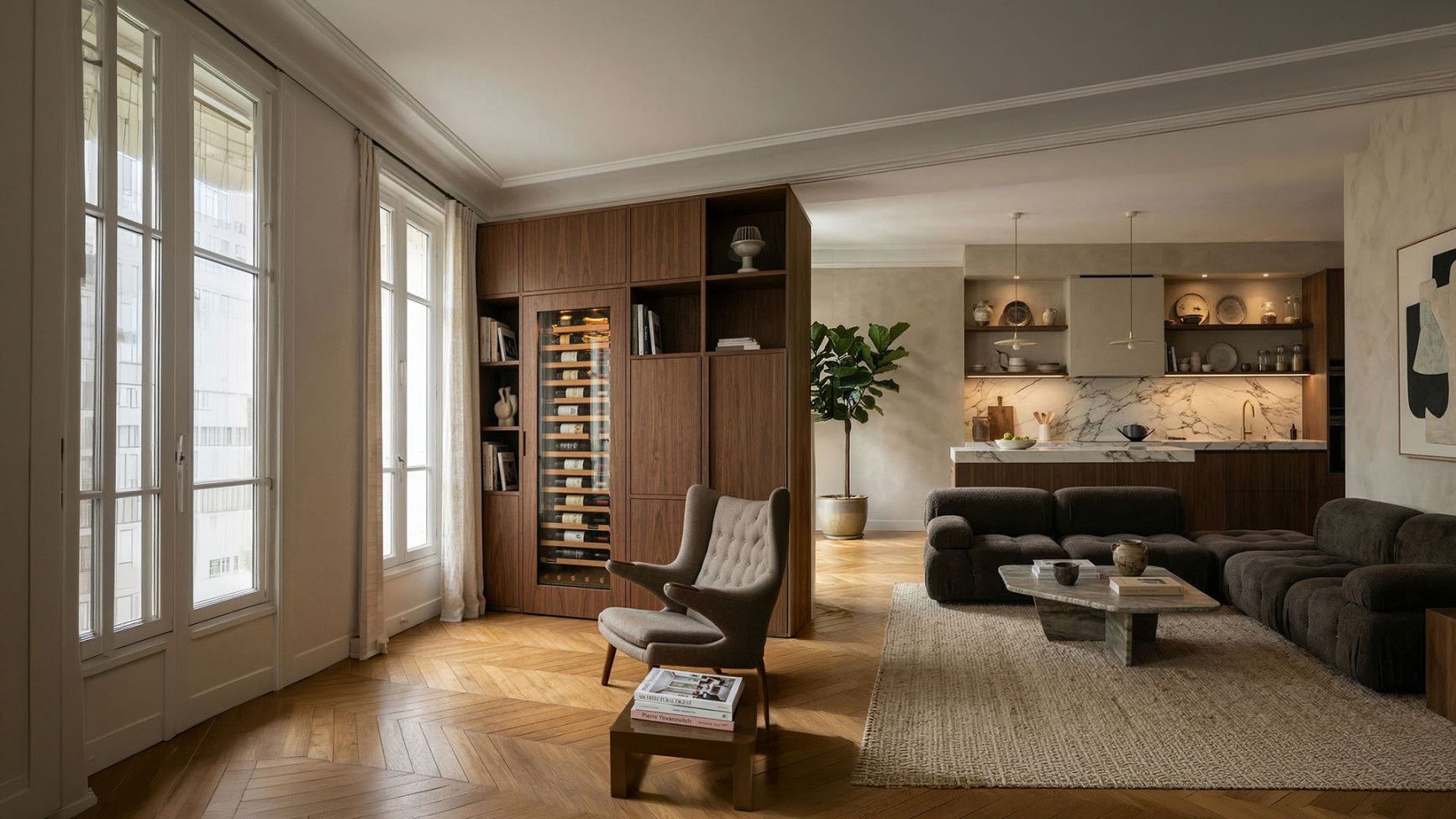 Cave à vin EuroCave encastrée dans un meuble en noyer d’un salon haussmannien ouvert sur la cuisine, parquet à chevrons