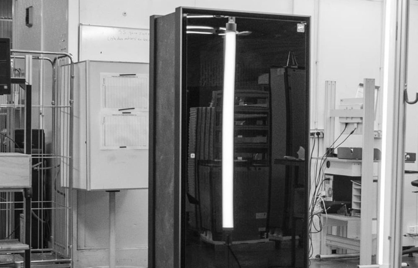 Cave à vin EuroCave en test de contrôle qualité dans la manufacture de Fourmies, photo en noir et blanc