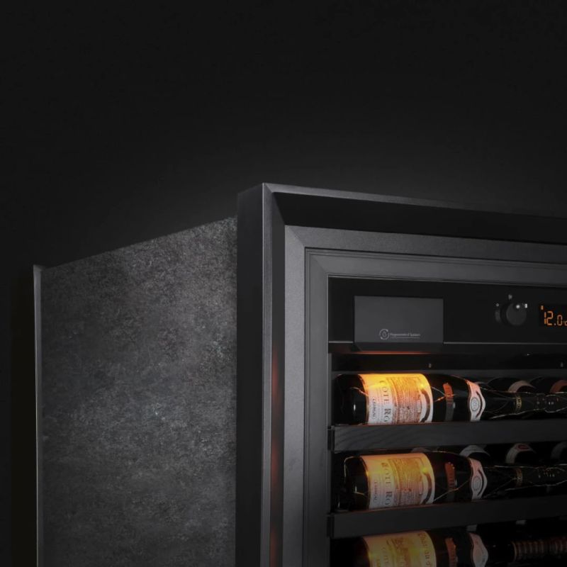 Détail de la cave à vin EuroCave Royale à habillage minéral gris et clayettes éclairées