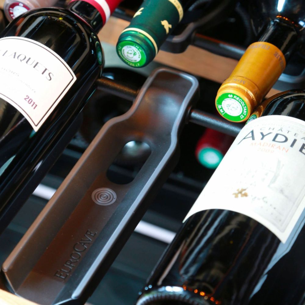 Supports individuels anti-vibrations sur une clayette de cave à vin EuroCave