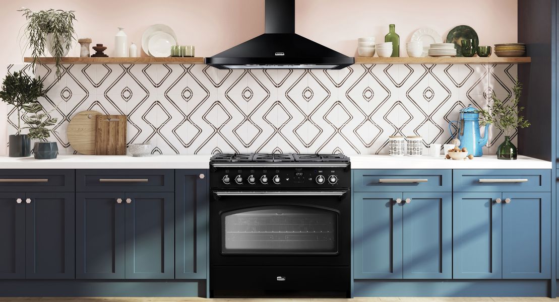 Piano Falcon Classic FX 90 noir à grand four unique, entre des meubles bleus et une crédence à motifs