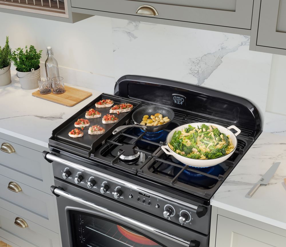 Table gaz d’un piano Falcon Classic FX 90 avec plaque teppanyaki, poêle et sauteuse en cuisson
