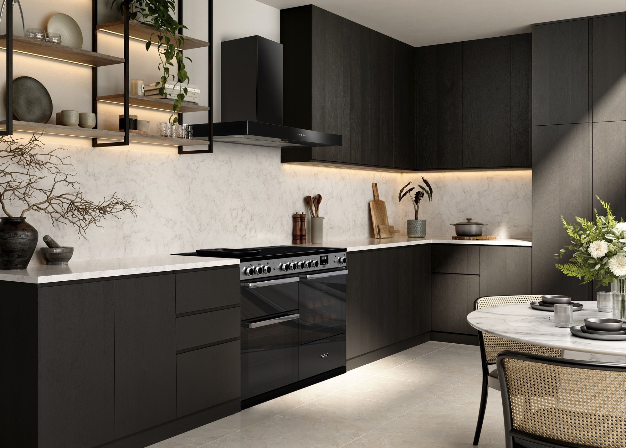 Piano de cuisson Falcon Edge Deluxe 110 à induction et façade en verre noir, dans une cuisine en bois sombre et marbre blanc