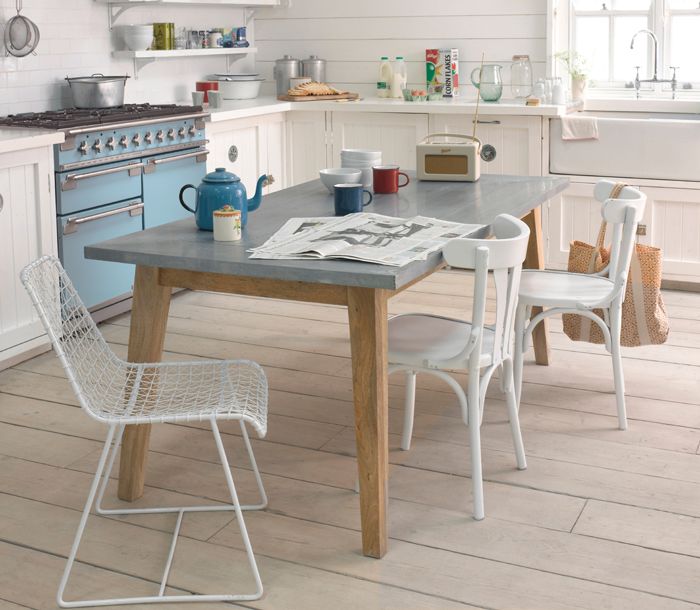 Piano de cuisson Falcon Elise bleu clair à manettes nickel brossé, dans une cuisine blanche