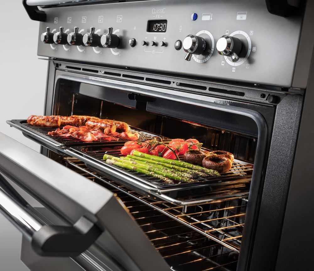 Grand four d’un piano Falcon Classic FX 90 ouvert sur des grillades et des asperges
