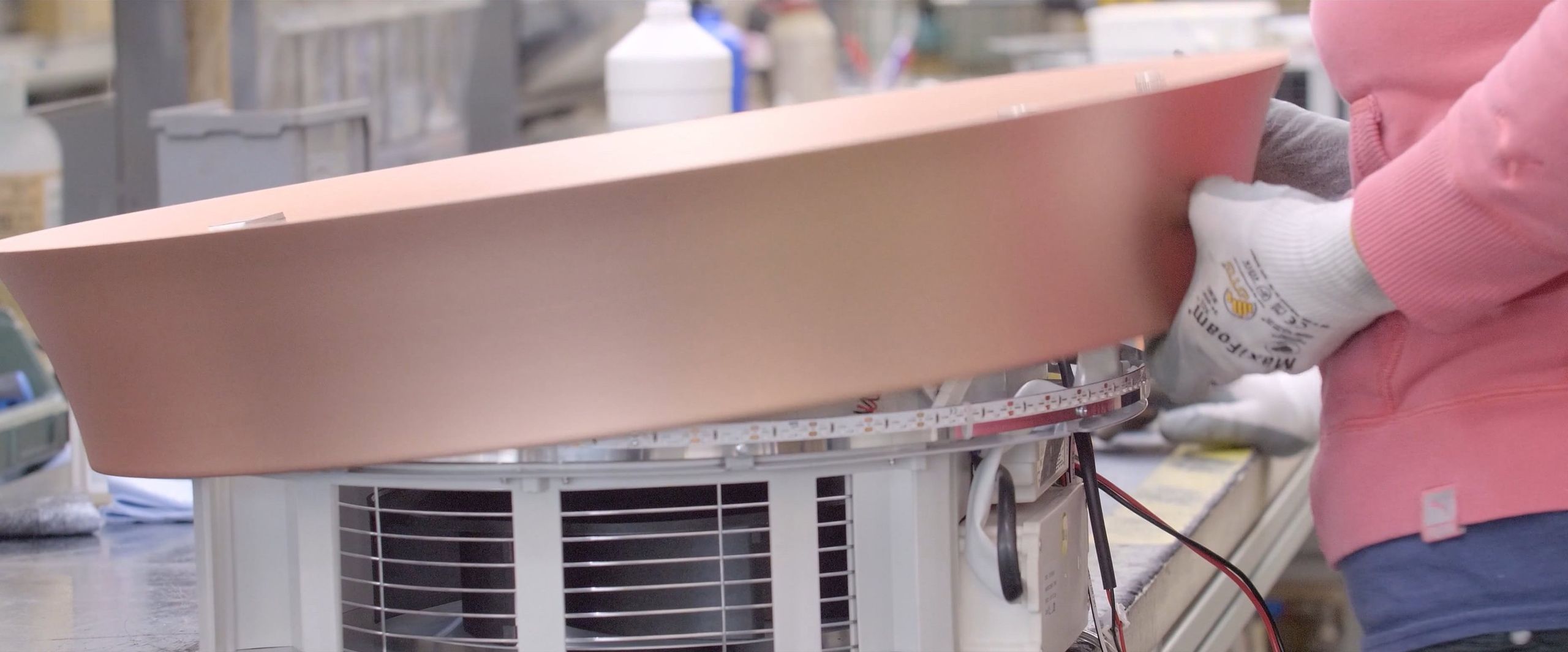 Opératrice assemblant une hotte Falmec en finition cuivre dans l’atelier de Vittorio Veneto