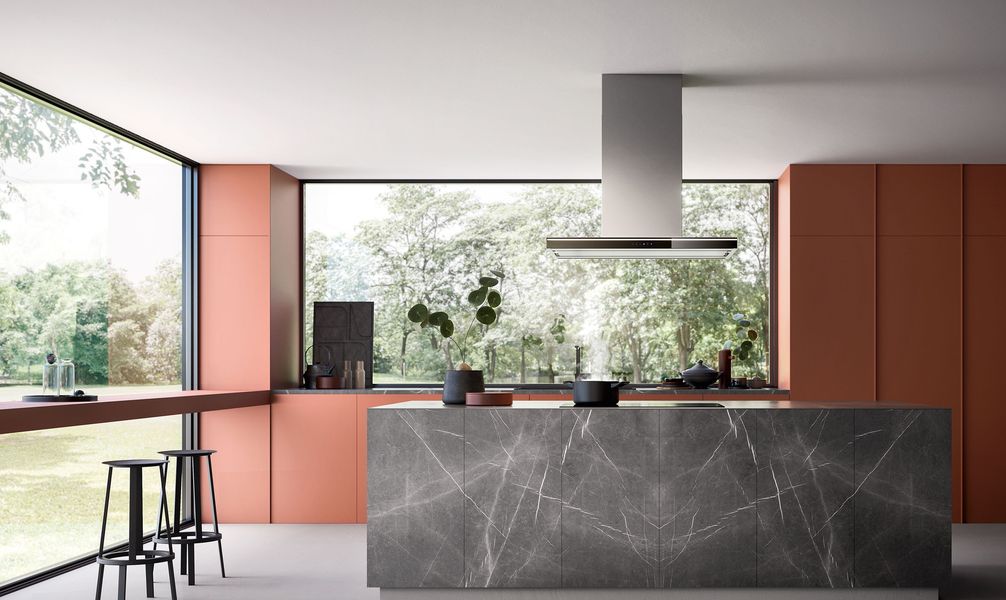 Hotte îlot Falmec Lumina NRS au-dessus d’un îlot en marbre gris, cuisine terracotta