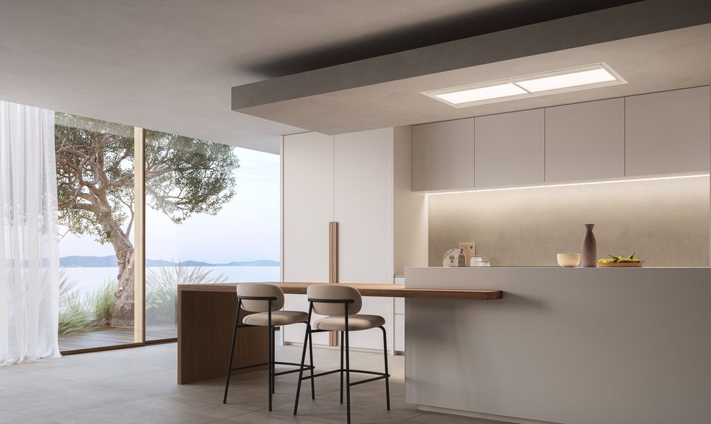 Hotte plafond Falmec Nuvola intégrée au faux plafond d’une cuisine claire