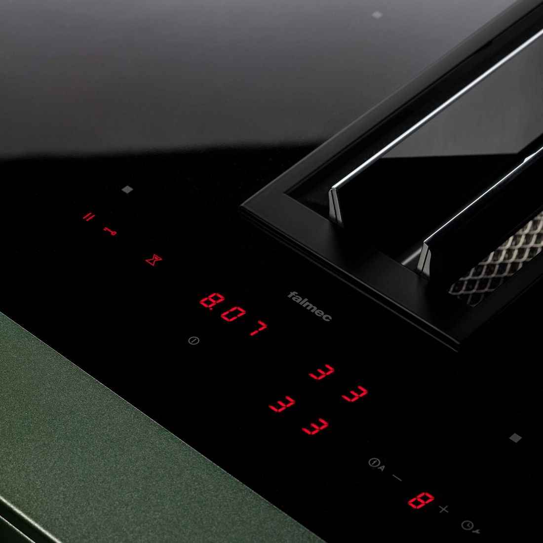 Détail d’une table induction Falmec Quantum Pro à hotte intégrée, volets en verre ouverts