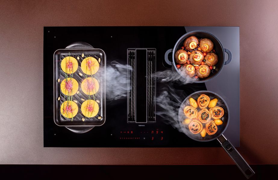 Table induction Falmec Zero à aspiration centrale en cuisson, vue de dessus