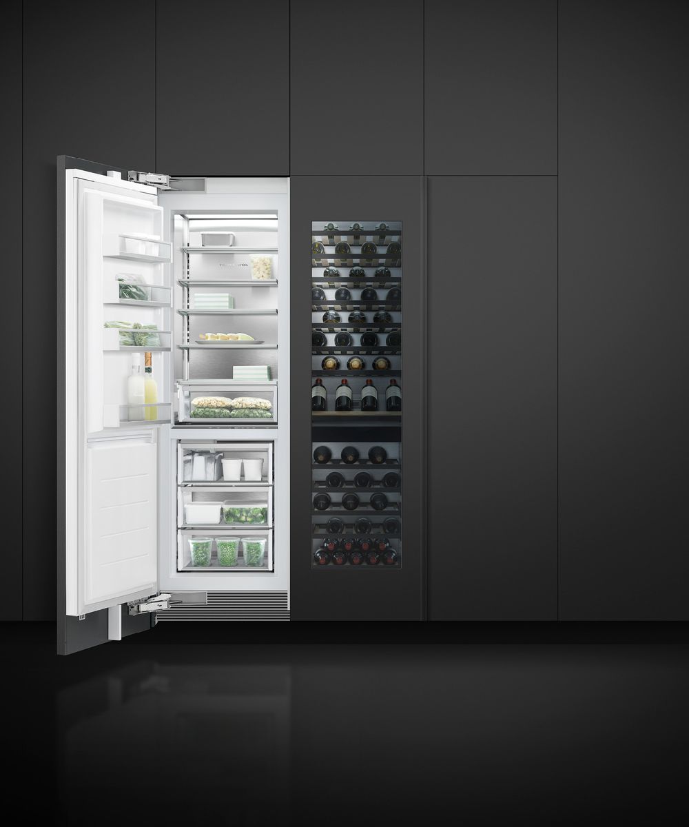 Colonnes intégrées Fisher & Paykel réfrigérateur et cave à vin dans un mur de façades noires