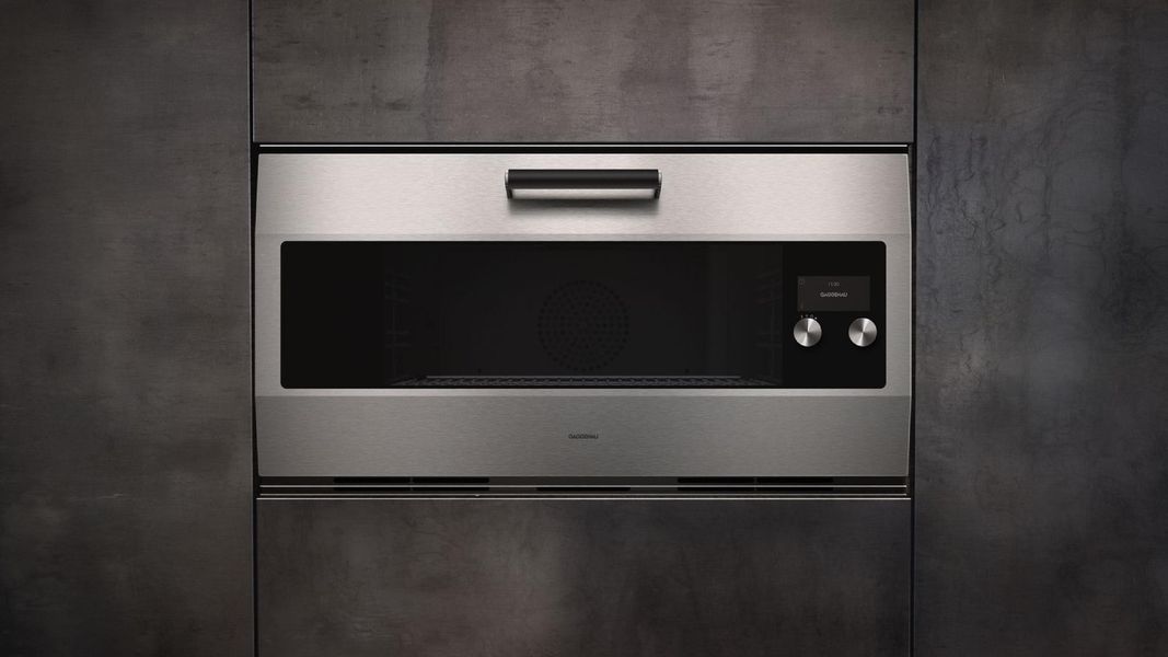 Four Gaggenau EB 333 de 90 cm, façade inox, encastré dans un mur sombre
