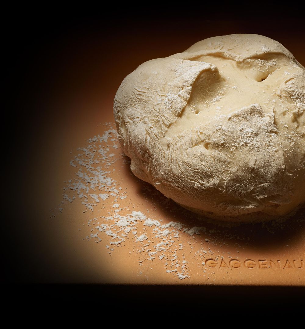 Pâte à pain posée sur la pierre à pain et à pizza Gaggenau