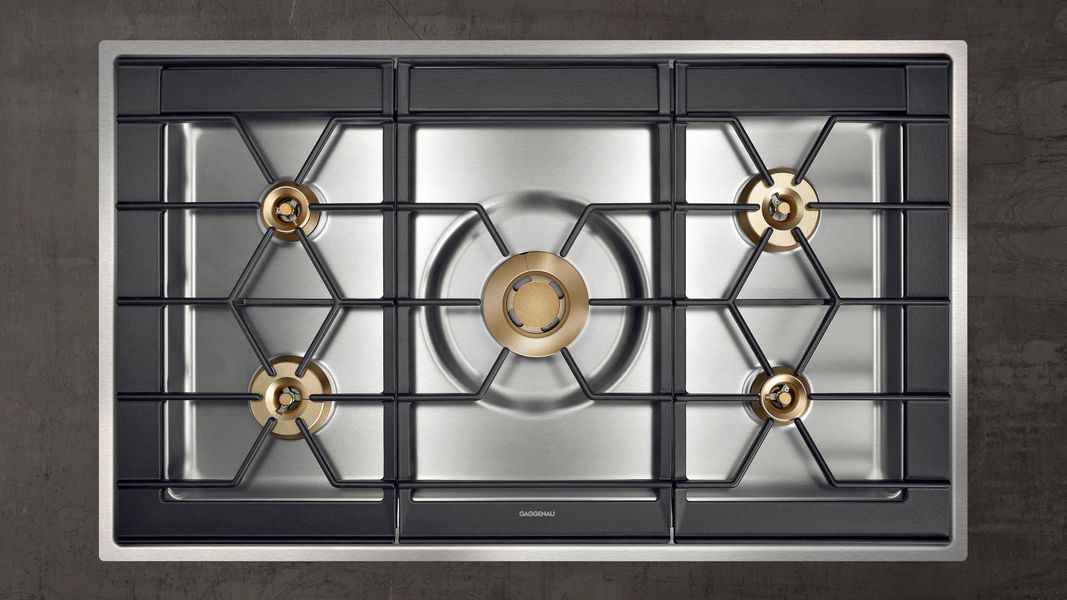 Table de cuisson gaz Gaggenau Série 400 à cinq brûleurs en laiton, vue de dessus