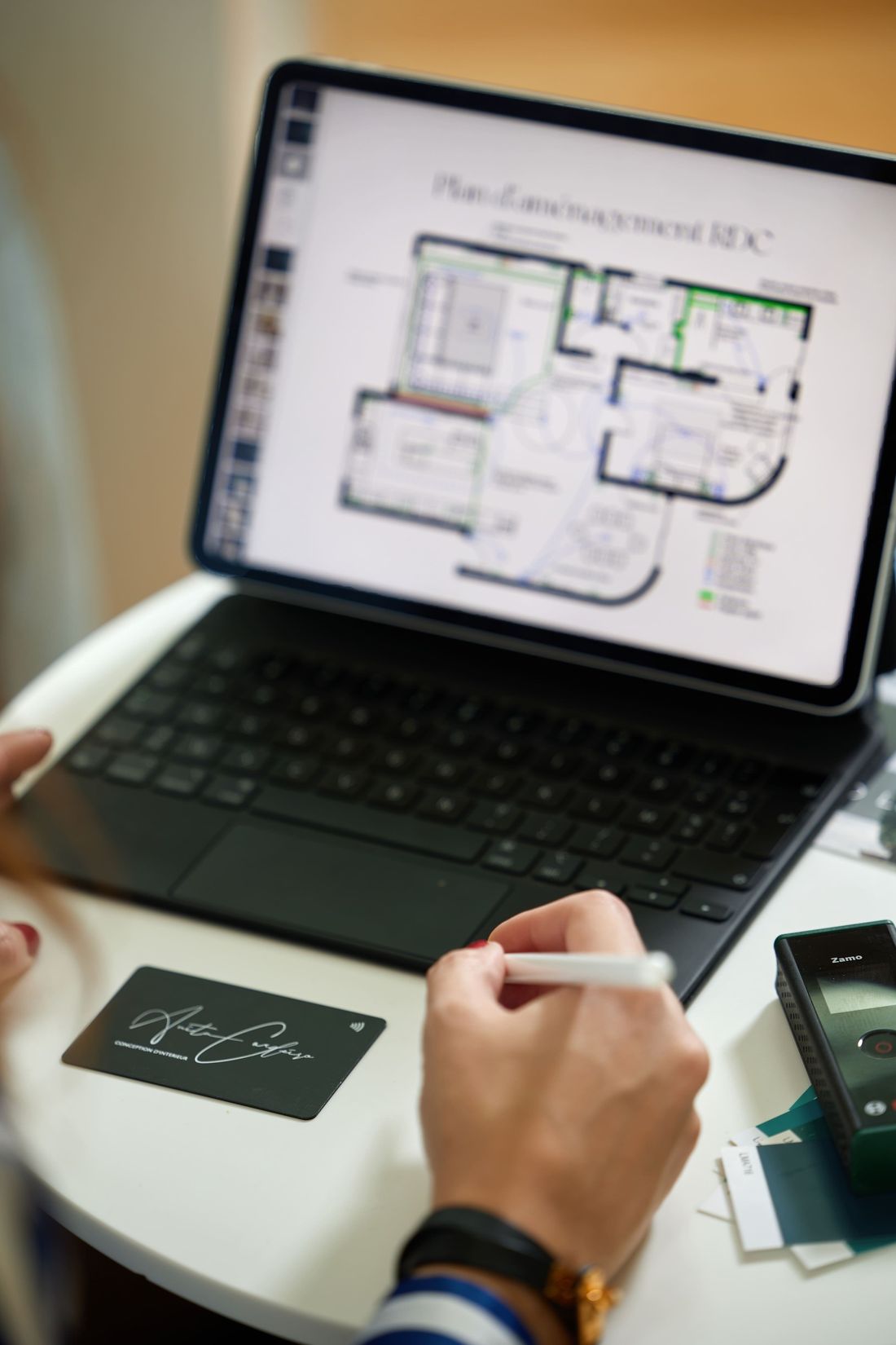 Plan d’aménagement dessiné sur tablette et nuancier, conception d’intérieur Galma Design
