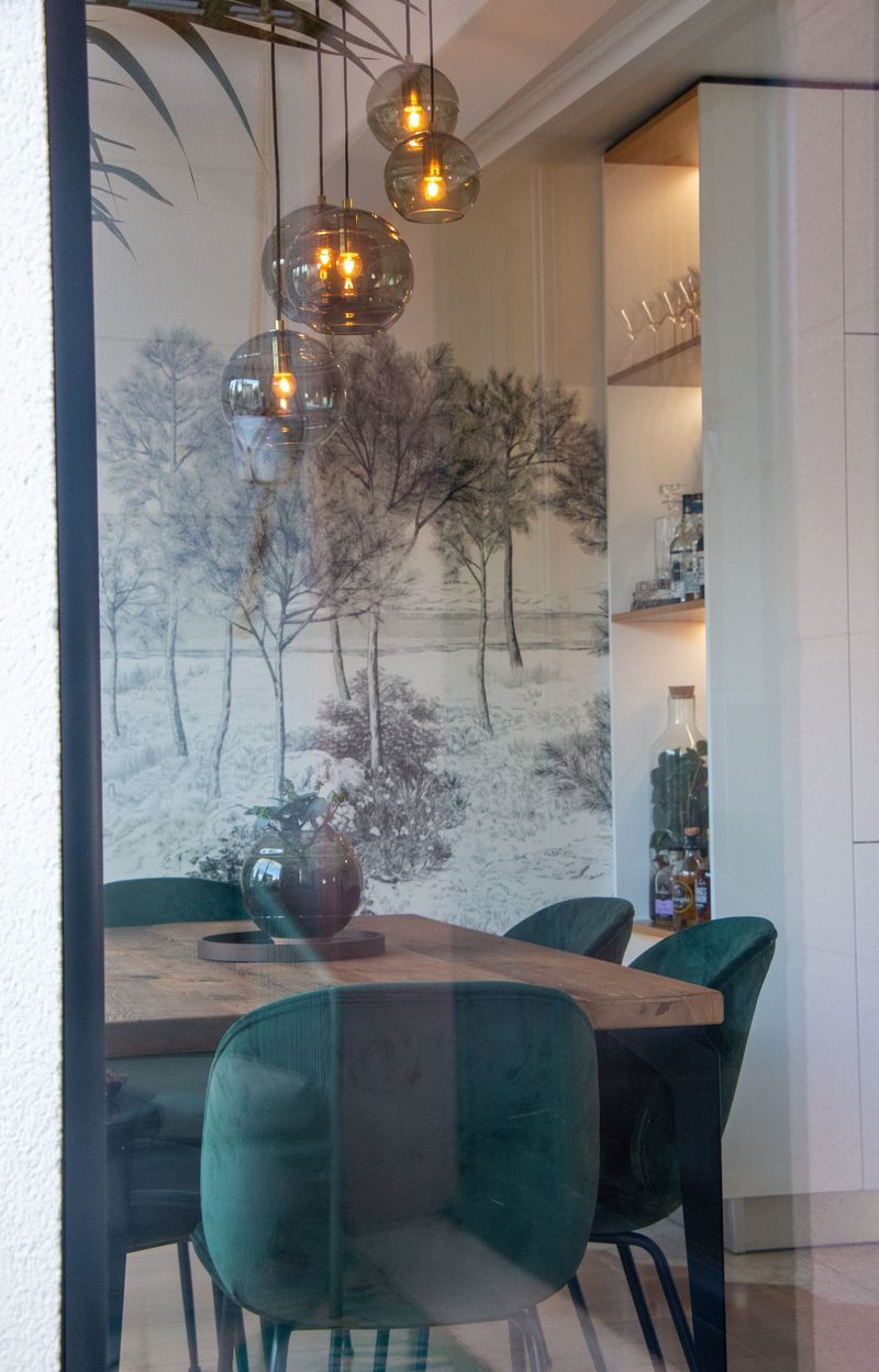 Salle à manger avec papier peint panoramique et suspensions en verre, projet Alba