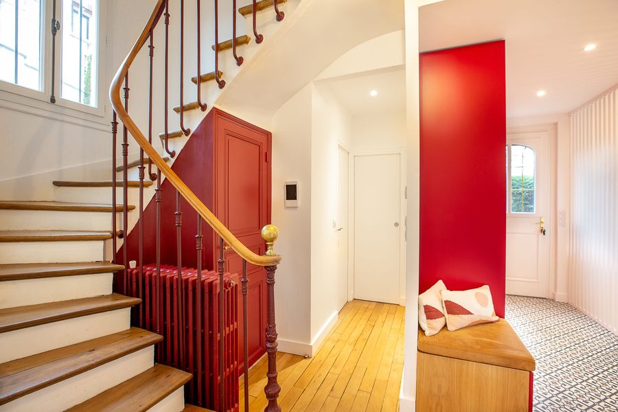 Entrée et escalier ancien d’une maison bourgeoise, placard laqué rouge, projet Ręmily