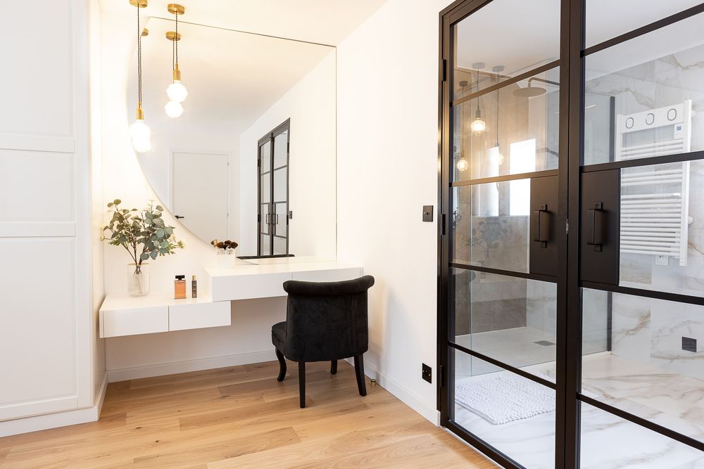 Suite parentale avec coiffeuse suspendue et verrière noire, projet Rosã