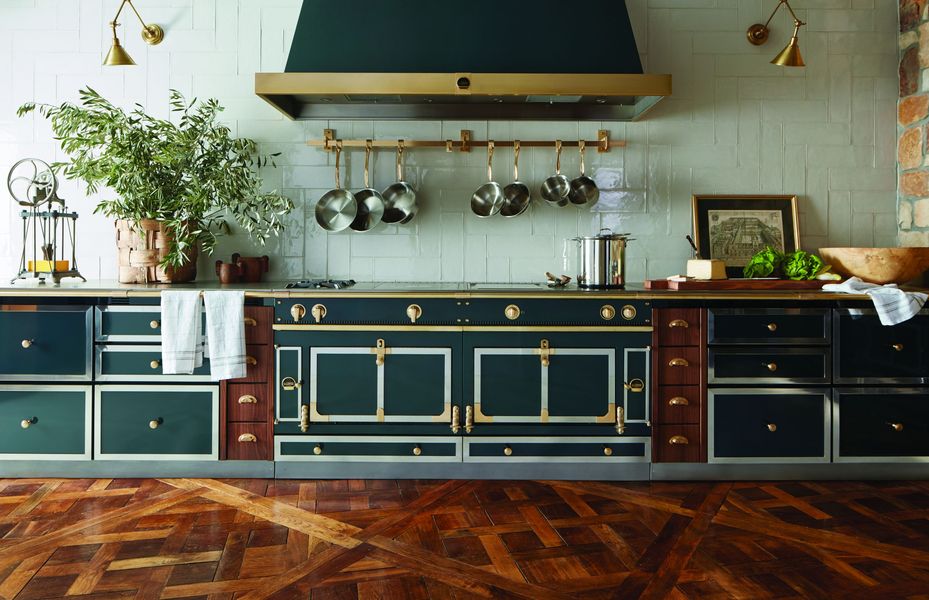 Piano La Cornue Château vert à ornements laiton sur un parquet Versailles