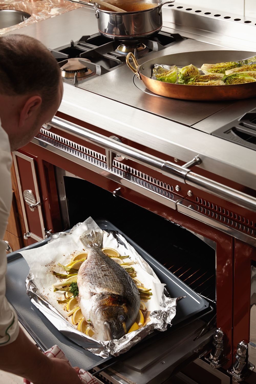 Poisson en papillote sorti du four-voûte d’un piano La Cornue Château bordeaux