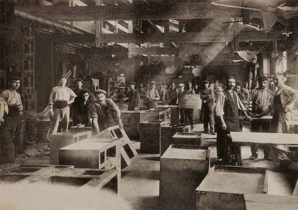 Photographie d’archive des ateliers de Lacanche, ouvriers au travail parmi les fourneaux