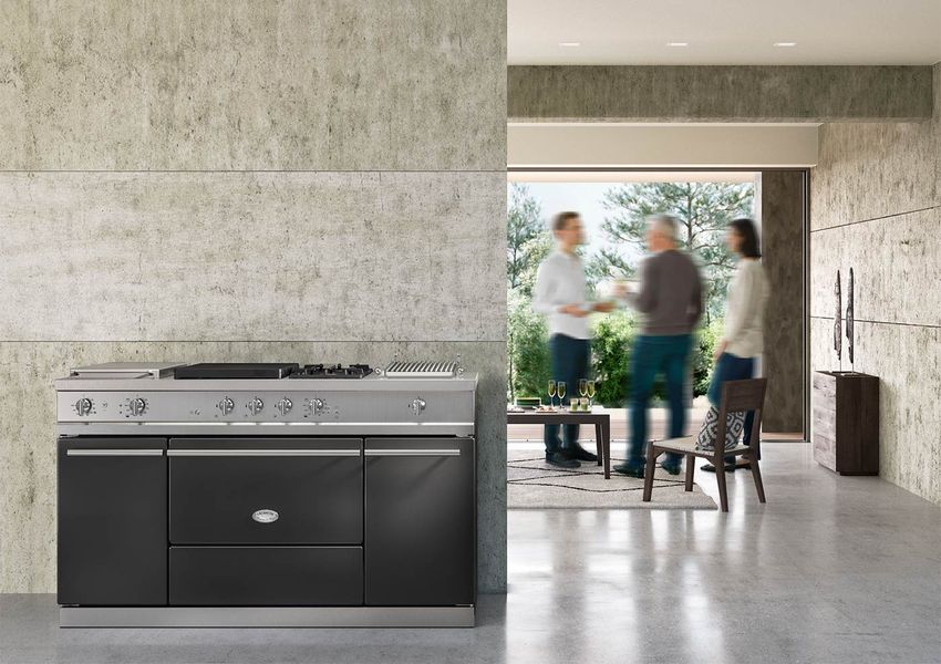 Piano de cuisson Lacanche de la ligne Modern, émail sombre et inox, dans un intérieur contemporain