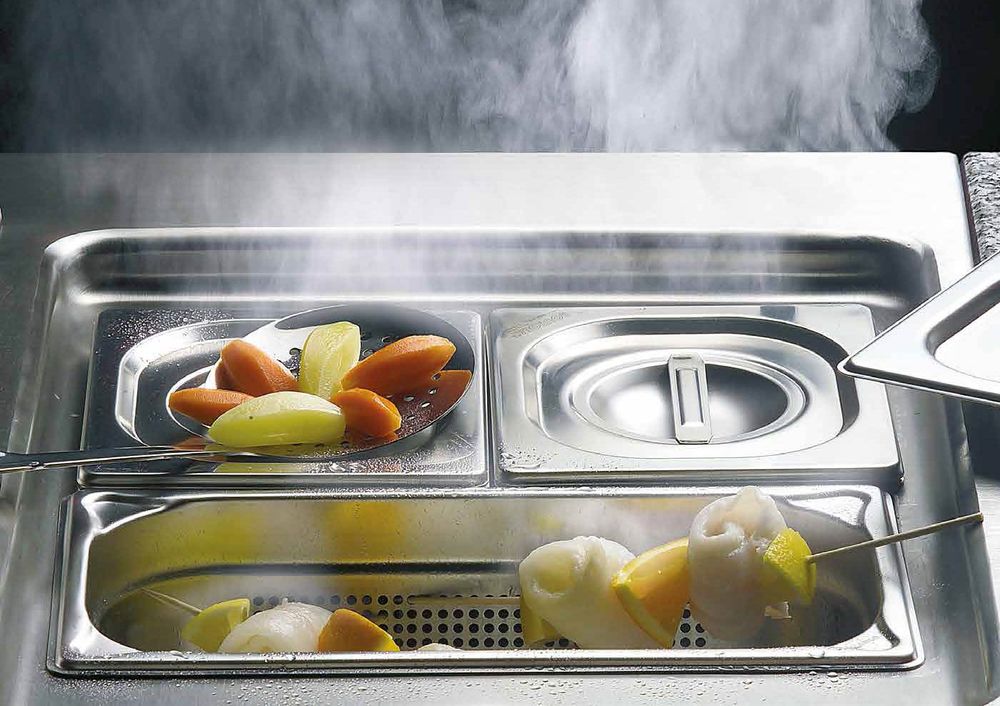 Polycuiseur Lacanche en inox : légumes cuits à la vapeur dans un bac perforé
