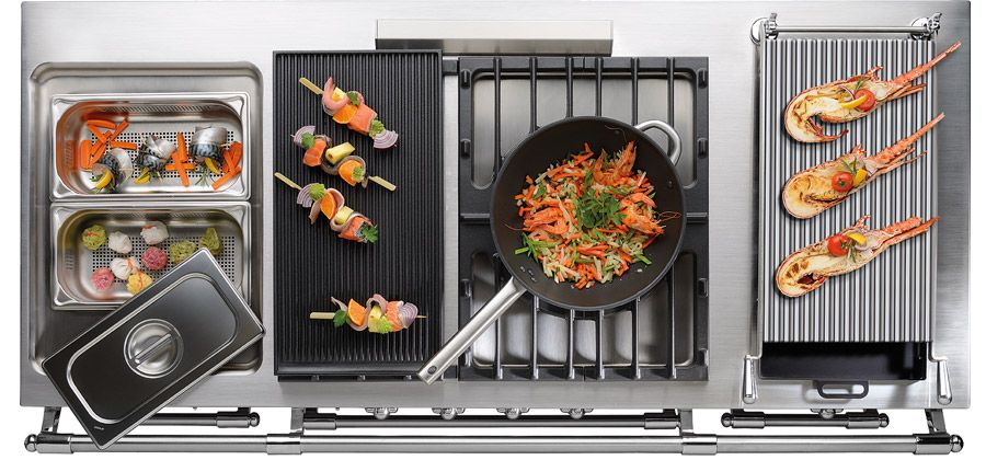 Table de cuisson Lacanche vue de dessus : polycuiseur, gril, brûleur wok et plancha en cuisson